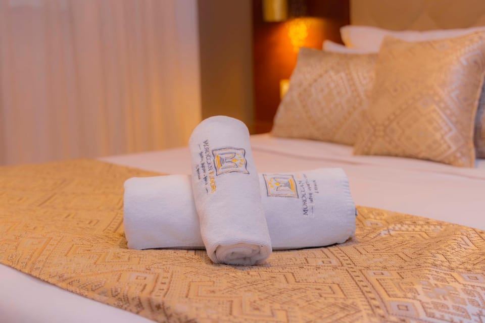 Bed, Bedroom, towels