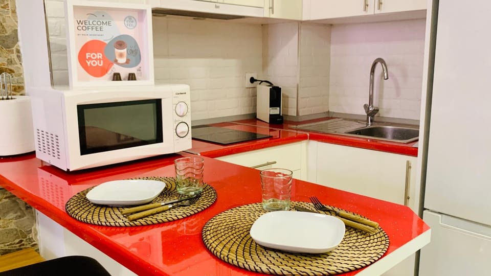 Kitchen or kitchenette, minibar
