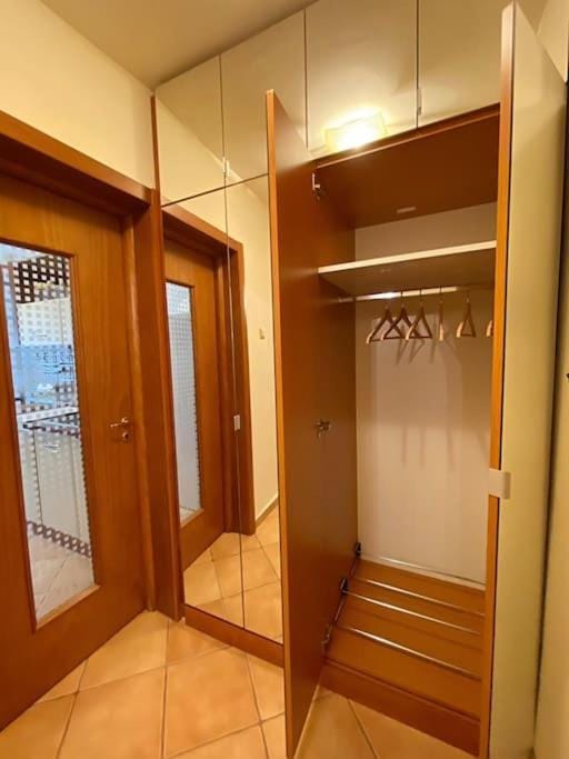 Lovely & quiet 1-bedroom condo with free parking Apartment in Bucharest