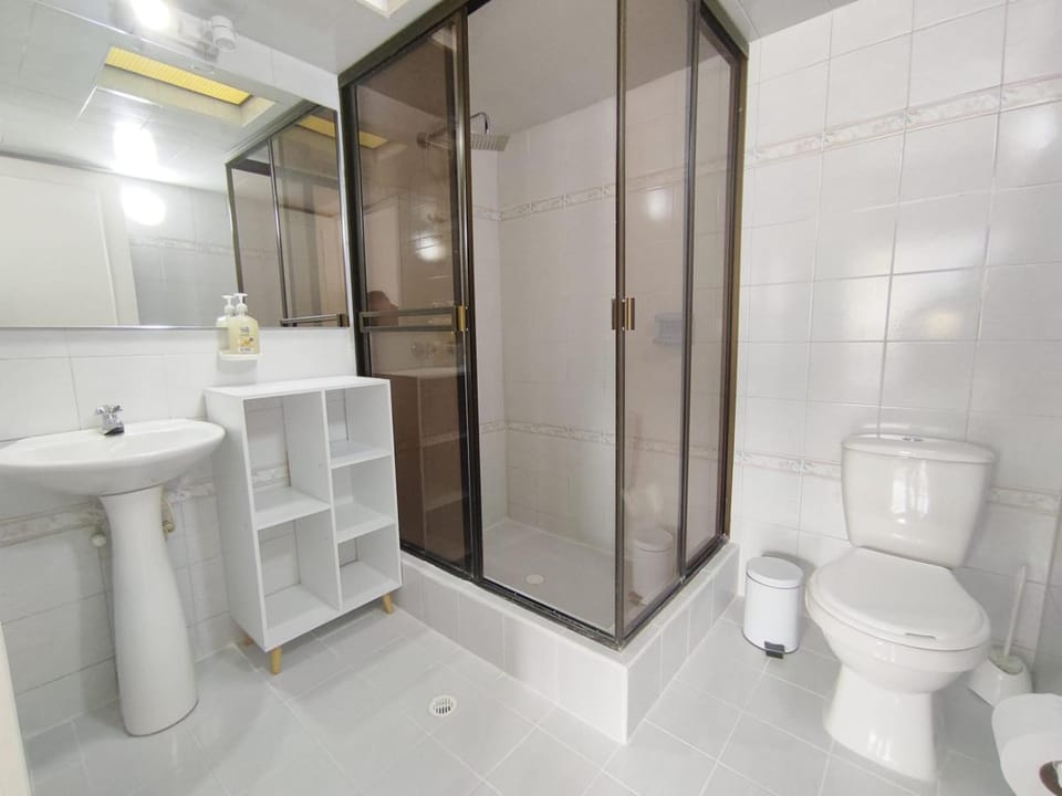 Shower, Toilet, Bathroom, towels