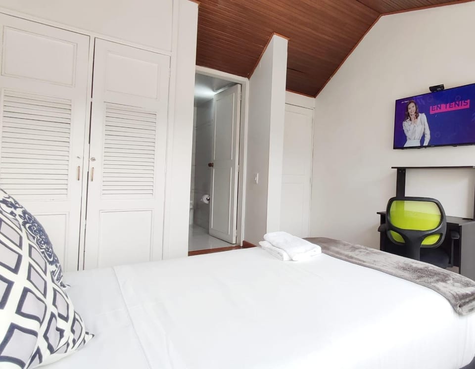 Toilet, Bed, Bathroom, TV and multimedia, Seating area, Area and facilities
