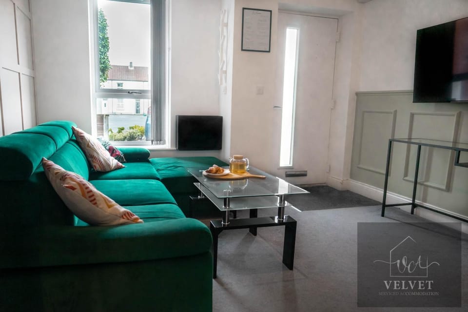 Spacious 1-Bedroom Home with free private parking Apartment in Swansea