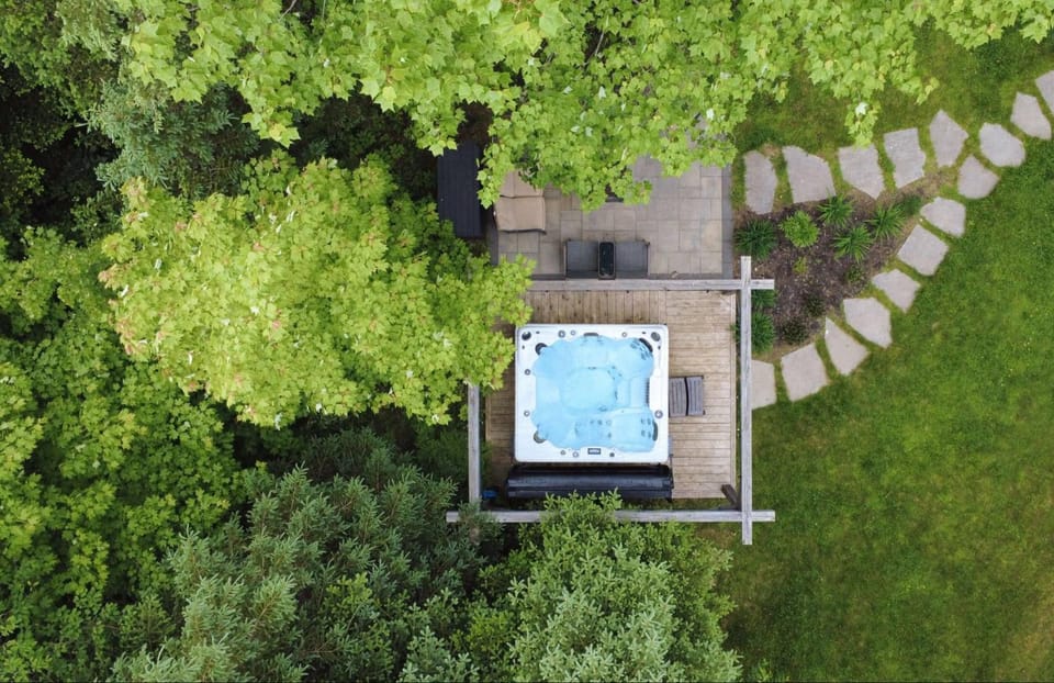 Bird's eye view, Hot Tub