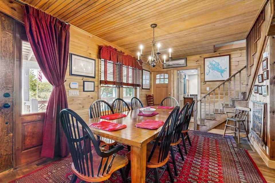WeSeekANook House in Meredith