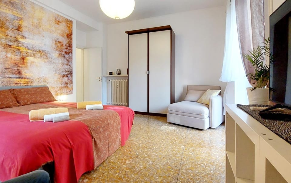 Bed, TV and multimedia, Bedroom