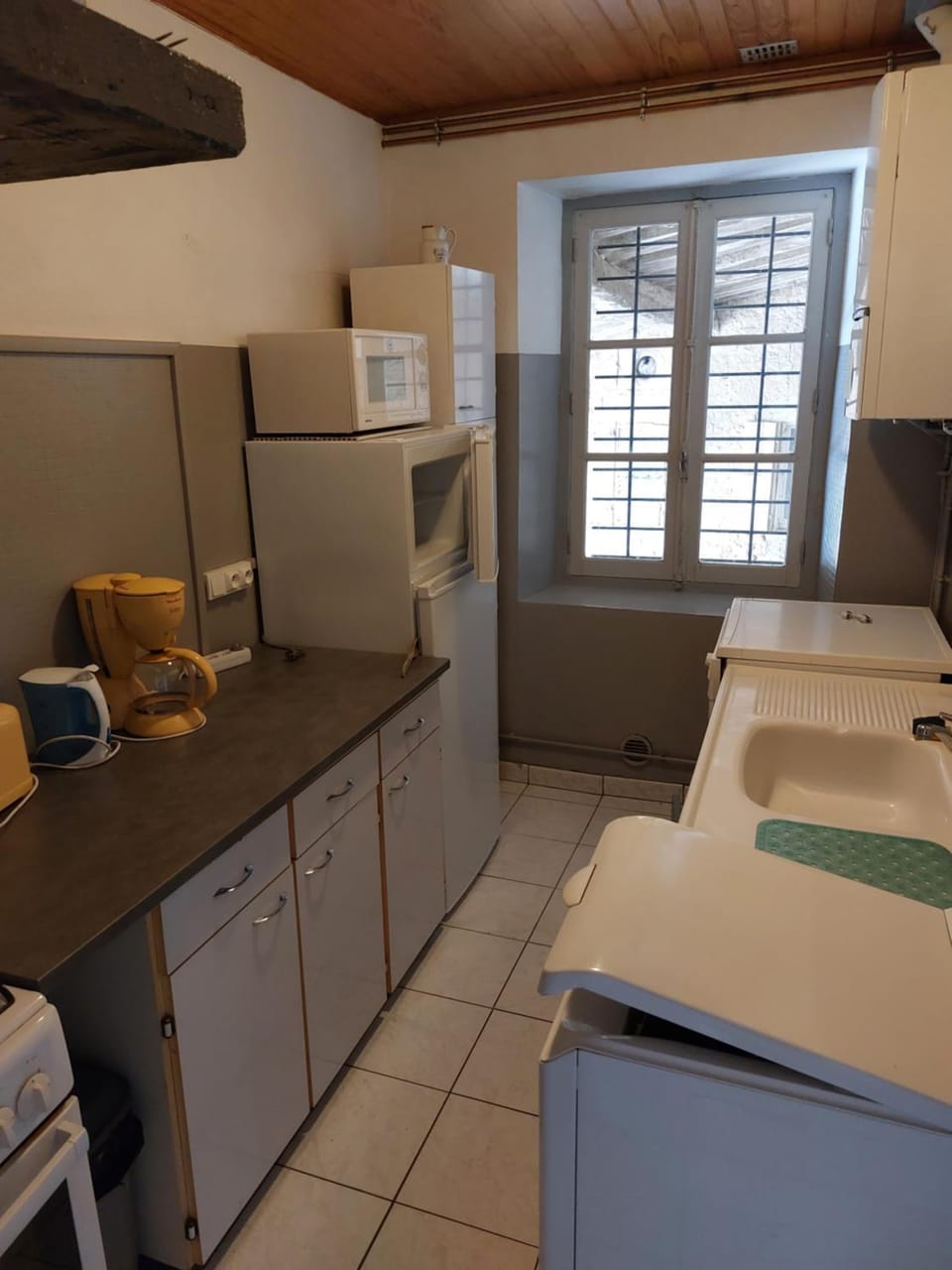 Kitchen or kitchenette, dishwasher, stove