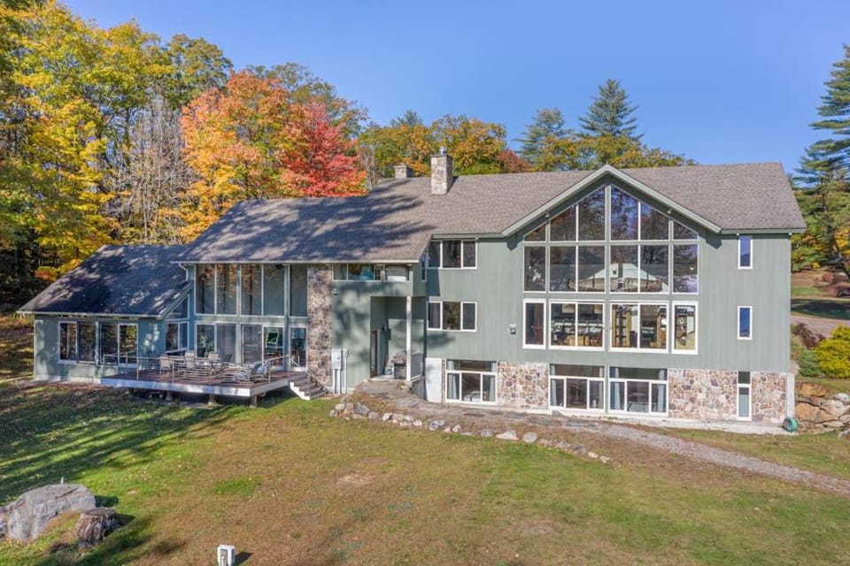 Lake Shore Drive House in Franklin