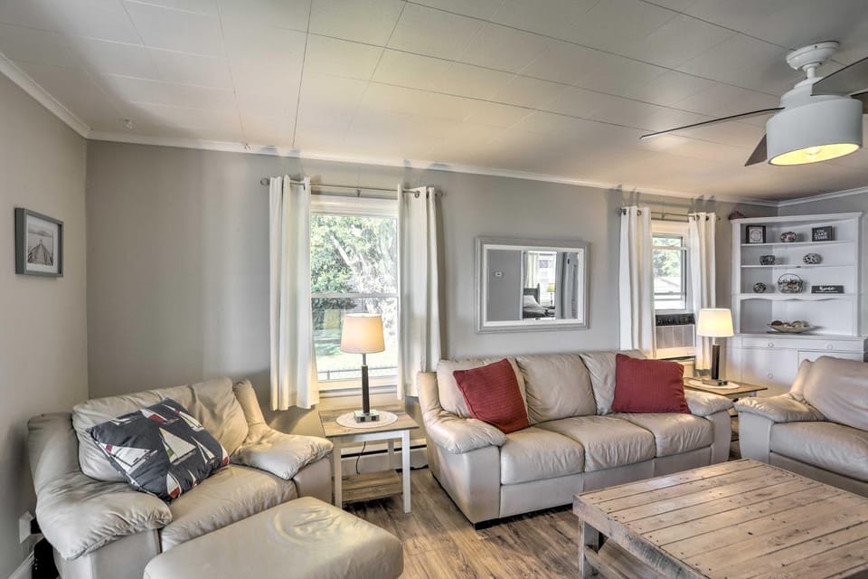 Lakefront Cottage with Fishing and Private Yard! House in Lake Erie