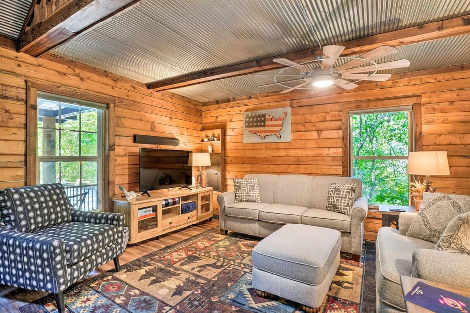 Secluded Table Rock Lake/Branson Cabin w/ Hot Tub! Cabin in Table Rock Lake