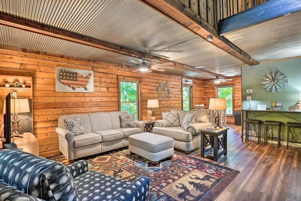 Secluded Table Rock Lake/Branson Cabin w/ Hot Tub! Cabin in Table Rock Lake