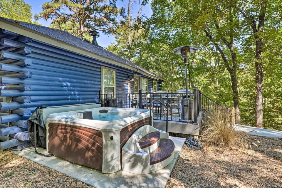 Secluded Table Rock Lake/Branson Cabin w/ Hot Tub! Cabin in Table Rock Lake
