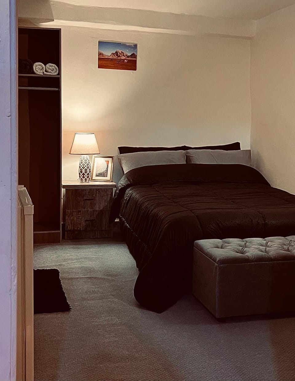 Bed, Photo of the whole room, Seating area