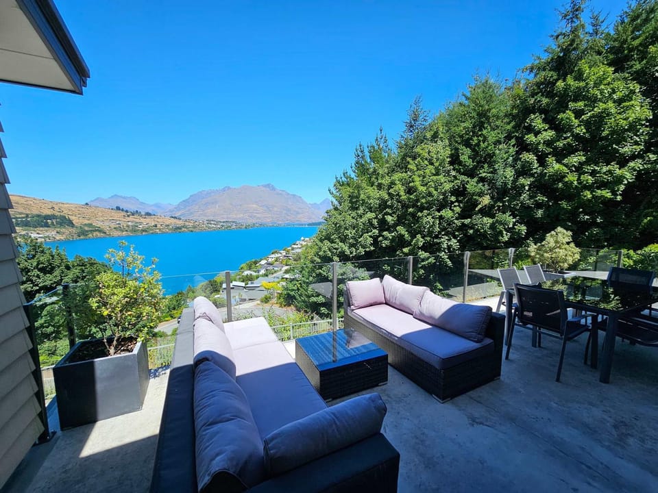Spectacular Views & Comfort in Queenstown House in Queenstown