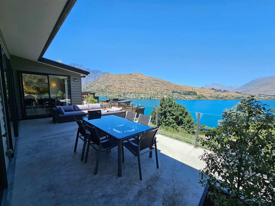Spectacular Views & Comfort in Queenstown House in Queenstown
