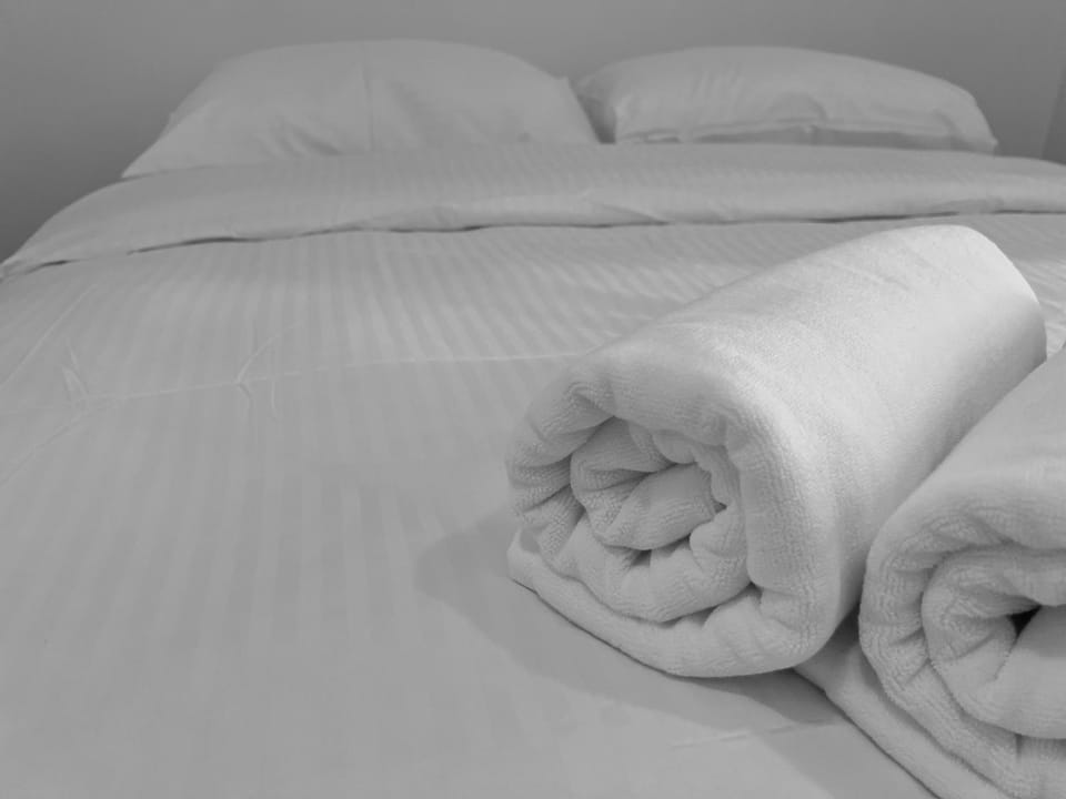 Bed, Bedroom, towels