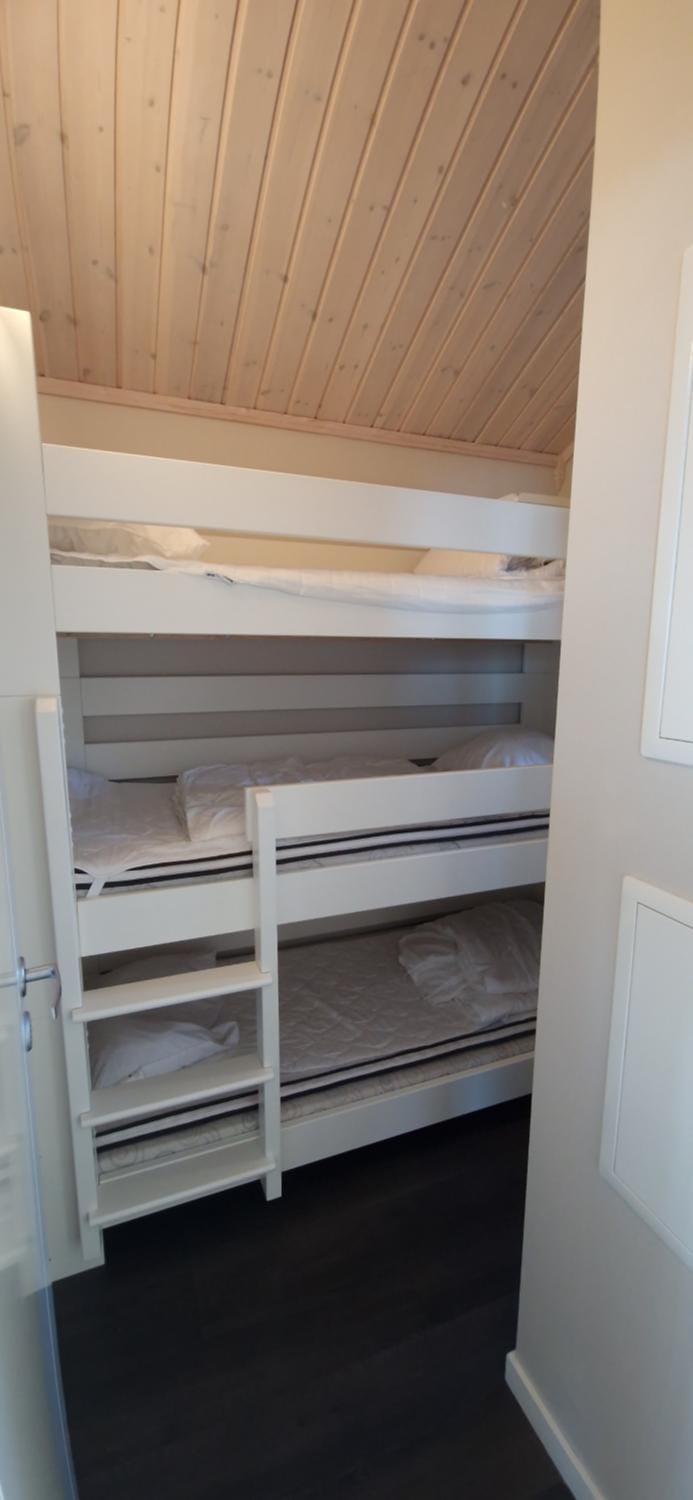 Bedroom, bunk bed