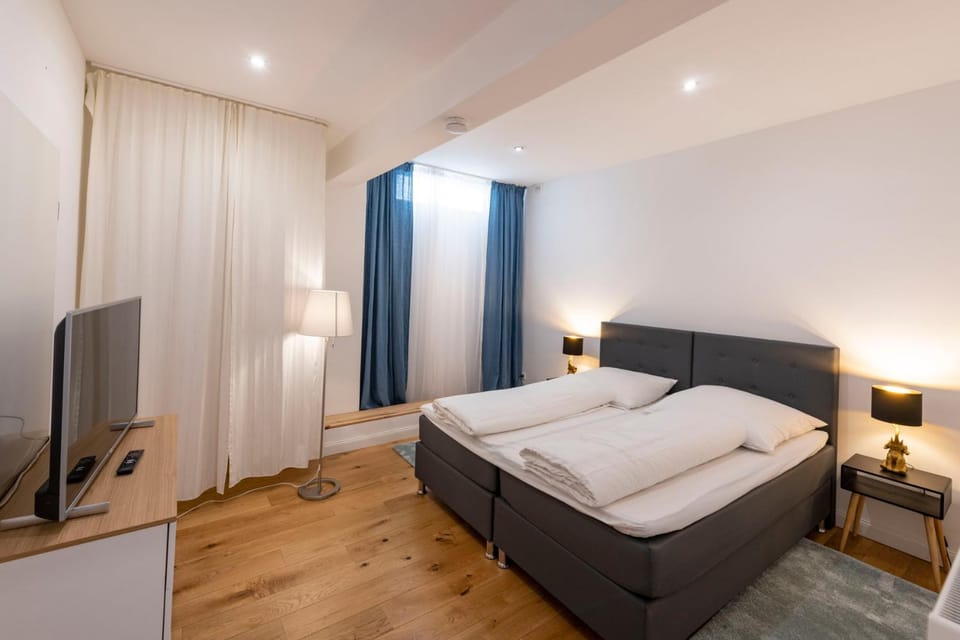 Bed, TV and multimedia, Photo of the whole room, Bedroom, hair dresser