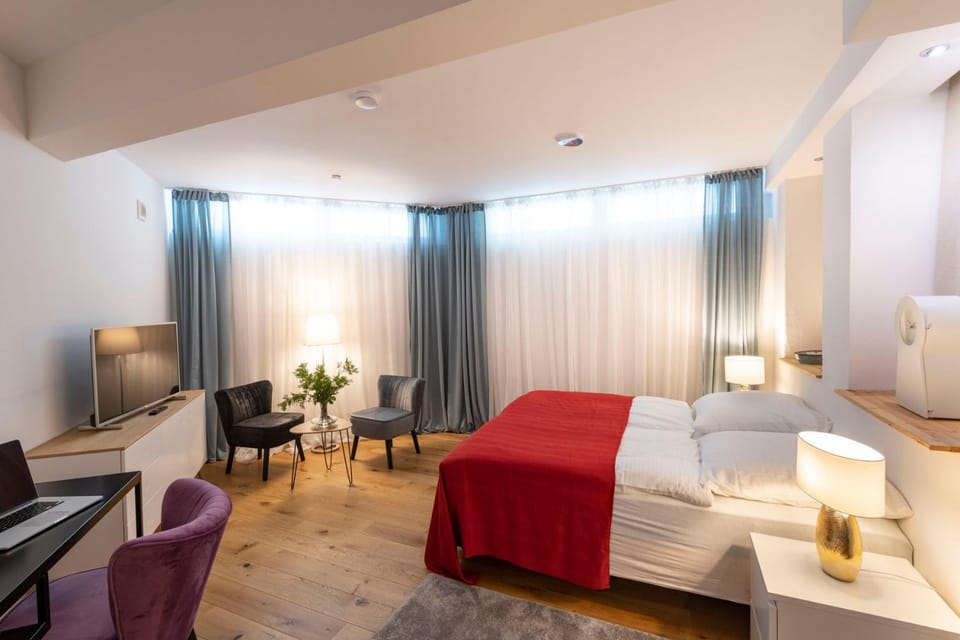 Bed, TV and multimedia, Photo of the whole room, Seating area, Bedroom