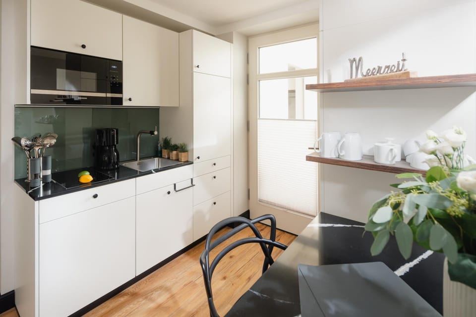 Kitchen or kitchenette, minibar