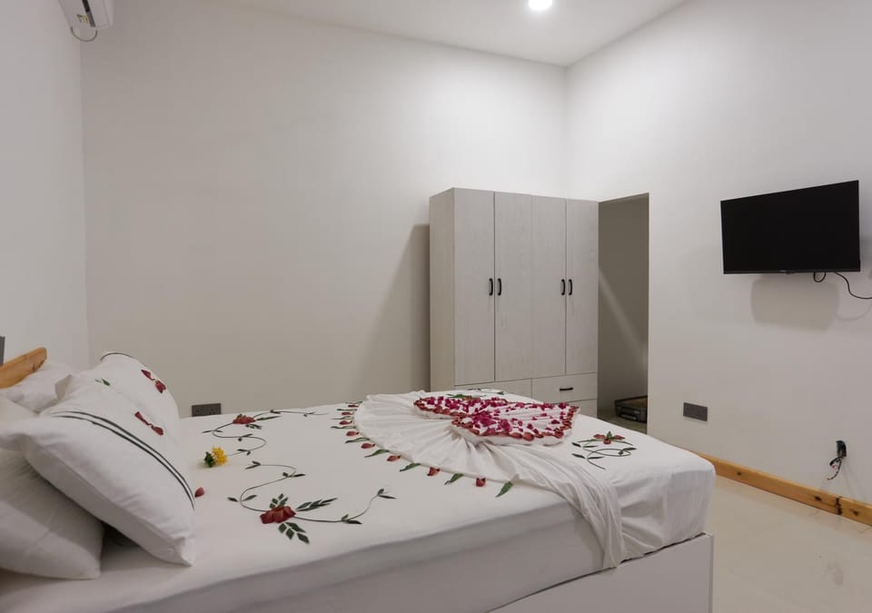 Bed, TV and multimedia, Photo of the whole room, Bedroom, towels, wardrobe