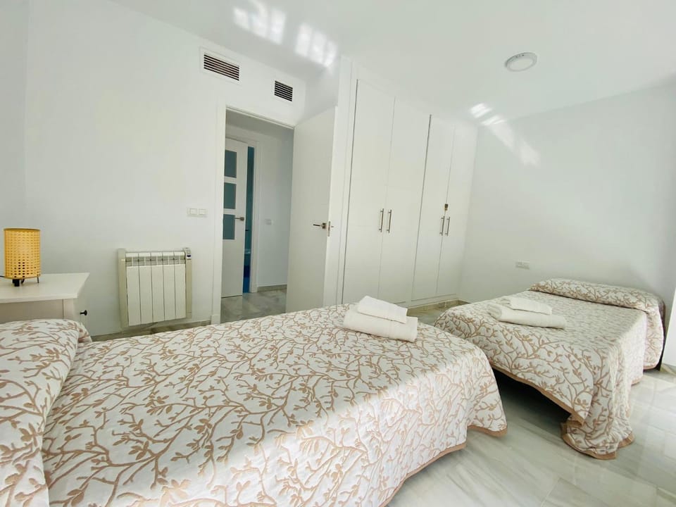 Bed, Photo of the whole room, Bedroom, internet