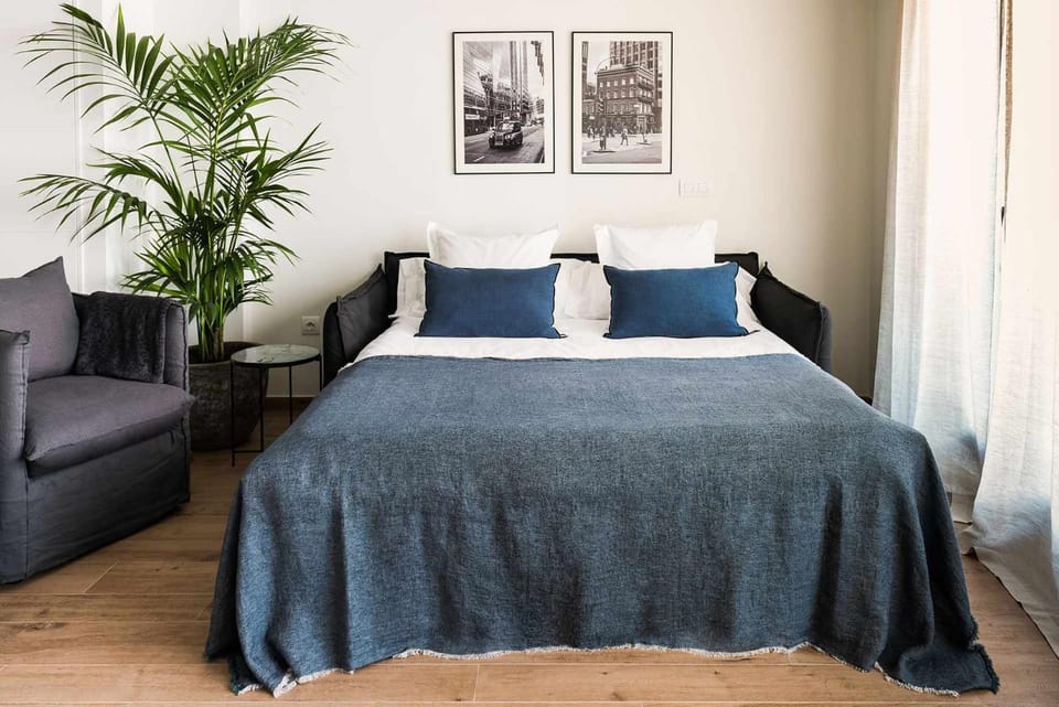 Bed, Living room