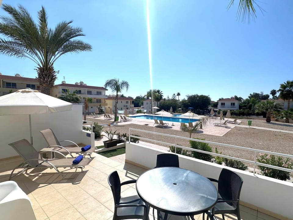 Property building, Balcony/Terrace, Pool view, Swimming pool