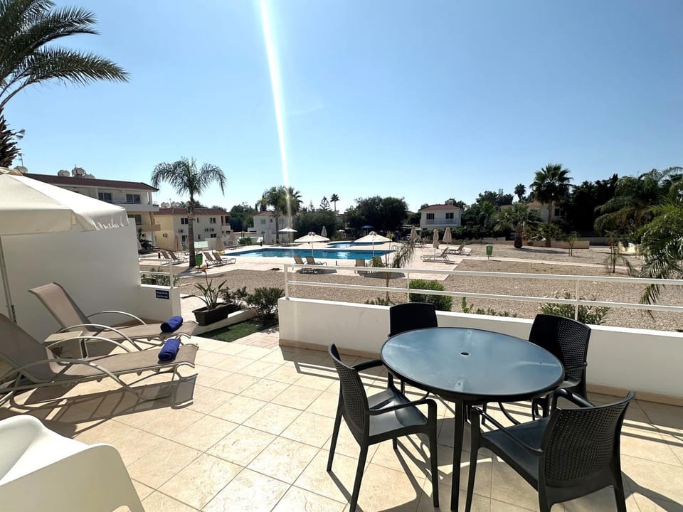 Property building, Balcony/Terrace, Pool view, Swimming pool