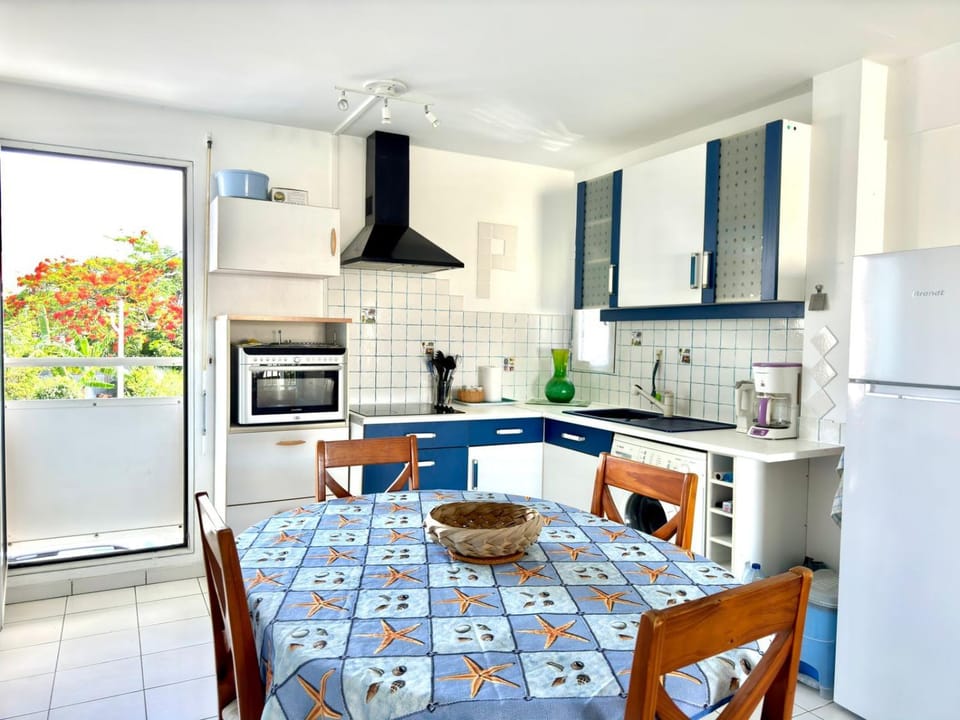 Coffee/tea facilities, Kitchen or kitchenette, Dining area, stove
