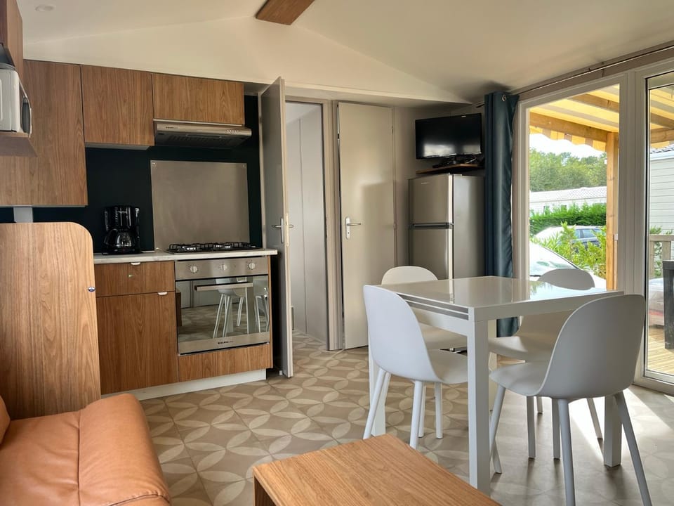 Kitchen or kitchenette, Dining area, oven, stove