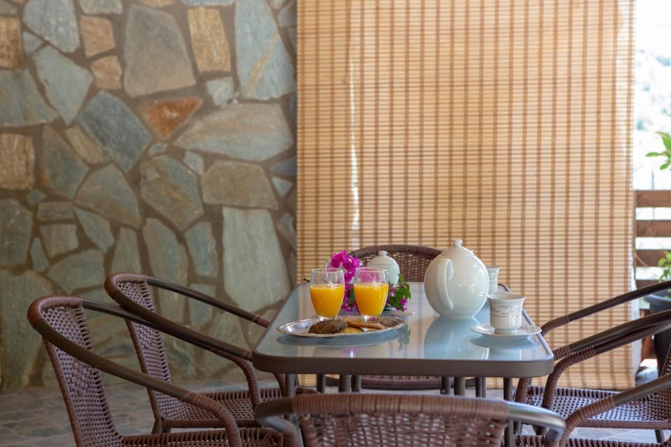 Food and drinks, Seating area, Breakfast
