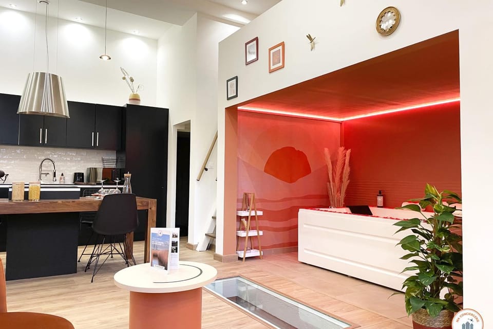 Hot Tub, Living room, Dining area