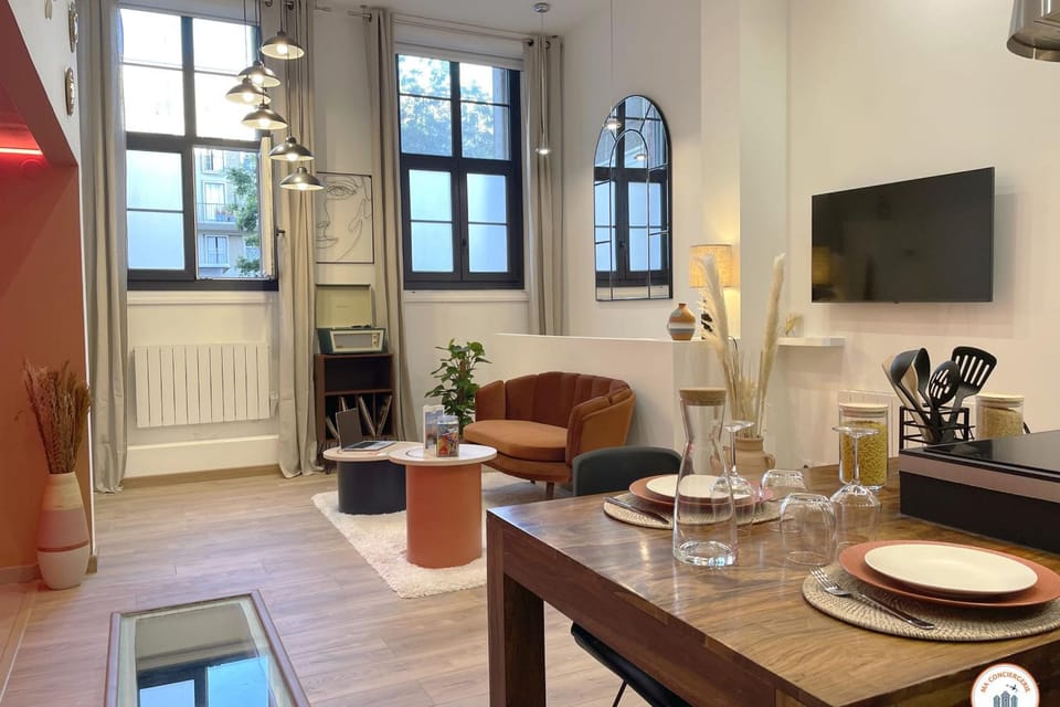 TV and multimedia, Living room, Seating area, Dining area