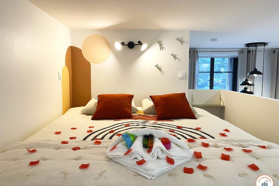 Bed, Photo of the whole room, Bedroom