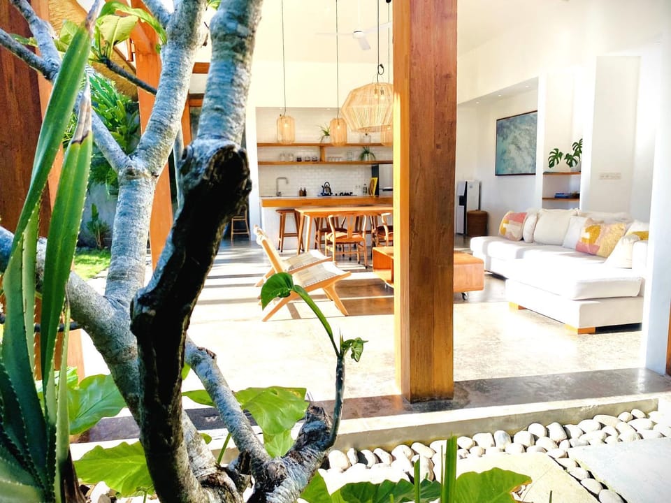 Property building, Patio, Living room, Lounge or bar, Food and drinks, Seating area, Dining area, fireplace, locker, stove