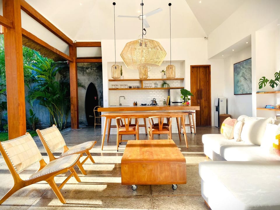 Property building, Coffee/tea facilities, Living room, Food and drinks, Seating area, Dining area, fireplace, locker, stove, toaster, kitchen