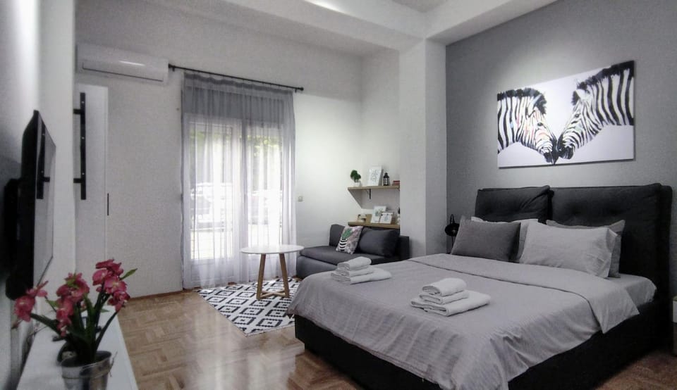 Bed, TV and multimedia, Seating area