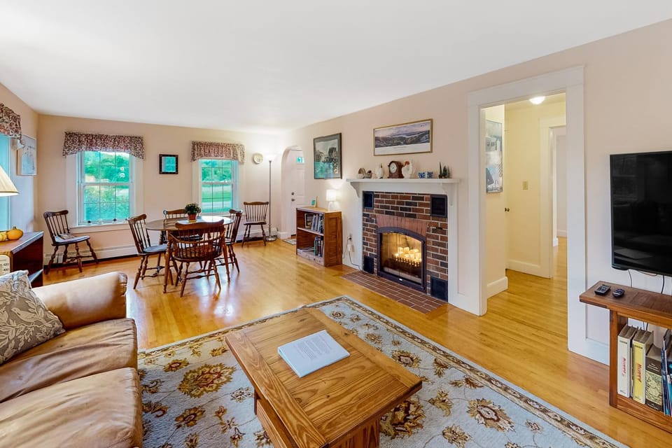 Cape Me Away House in Gilford