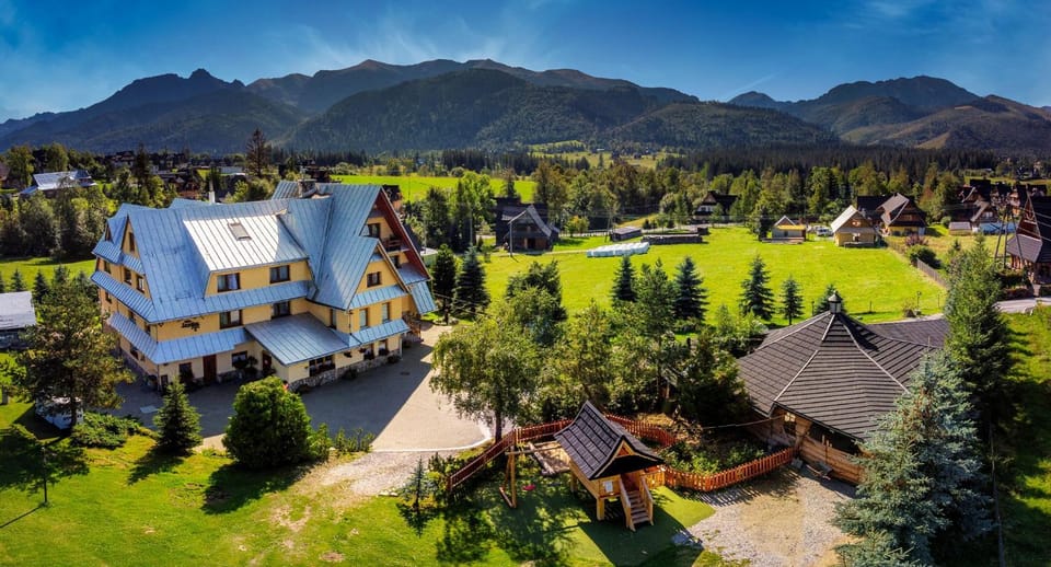 Neighbourhood, Bird's eye view, Mountain view