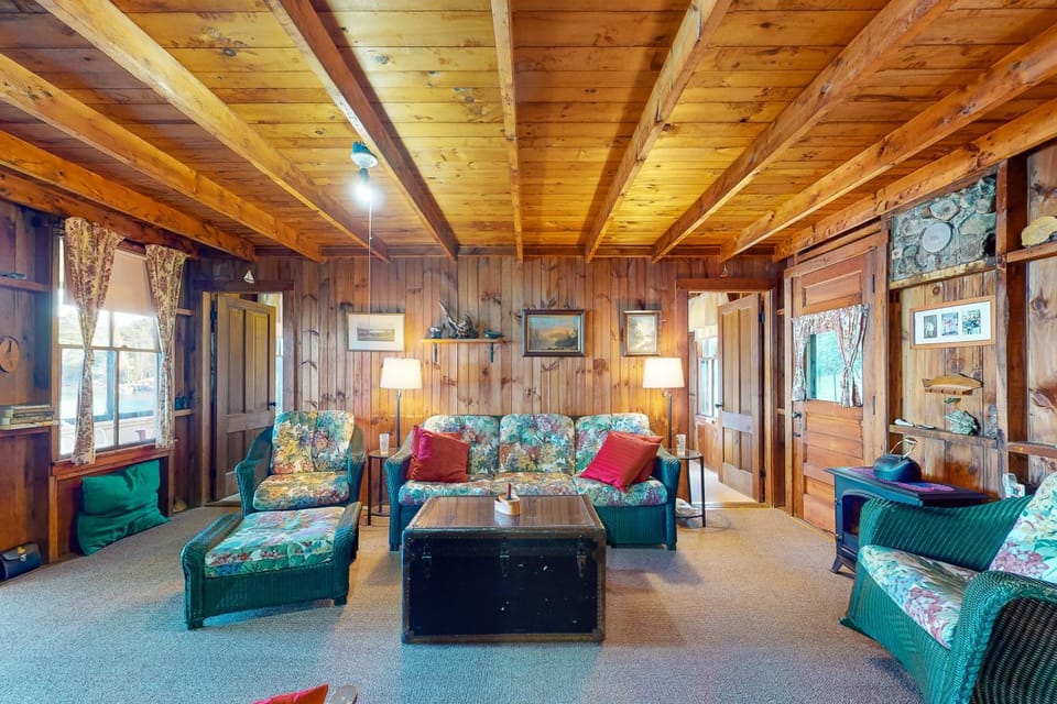 Lake Winnipesaukee's Charmer House in Gilford