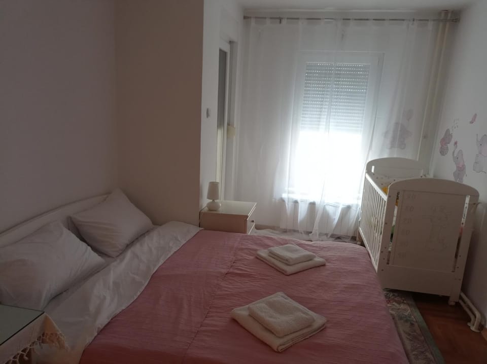 Bed, Bedroom, cot, towels