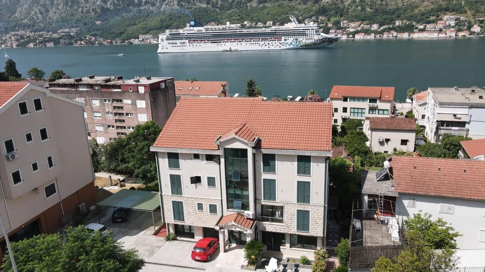 Promenade,5 min Old Town Apartment in Dobrota