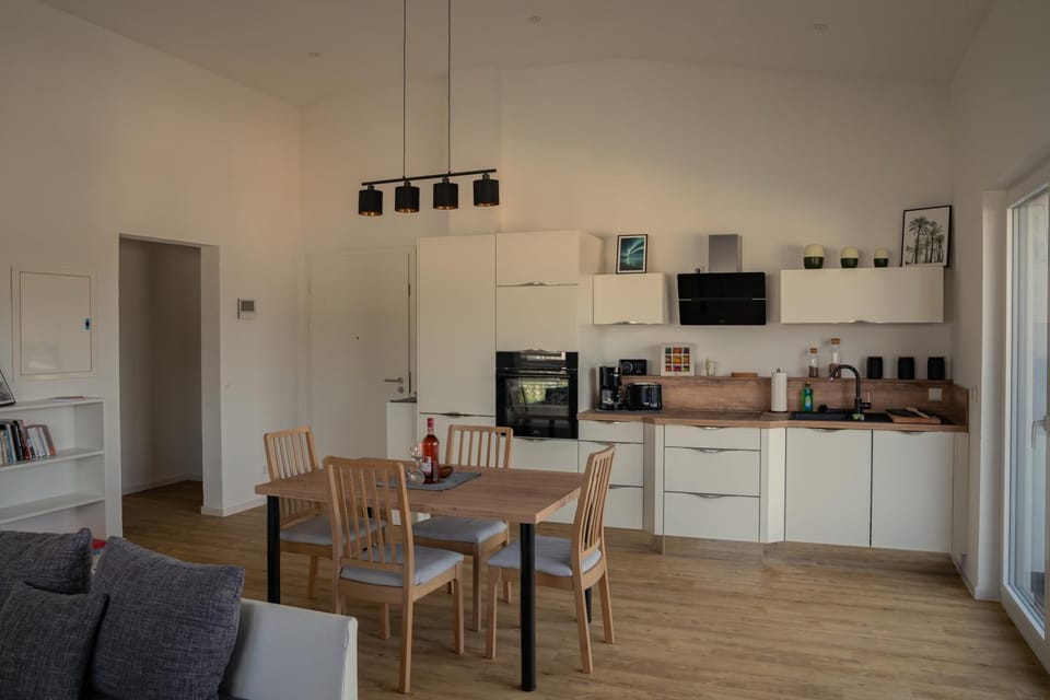 Coffee/tea facilities, Kitchen or kitchenette, Seating area, Dining area, dishwasher, minibar, pet friendly, stove, toaster, kitchen