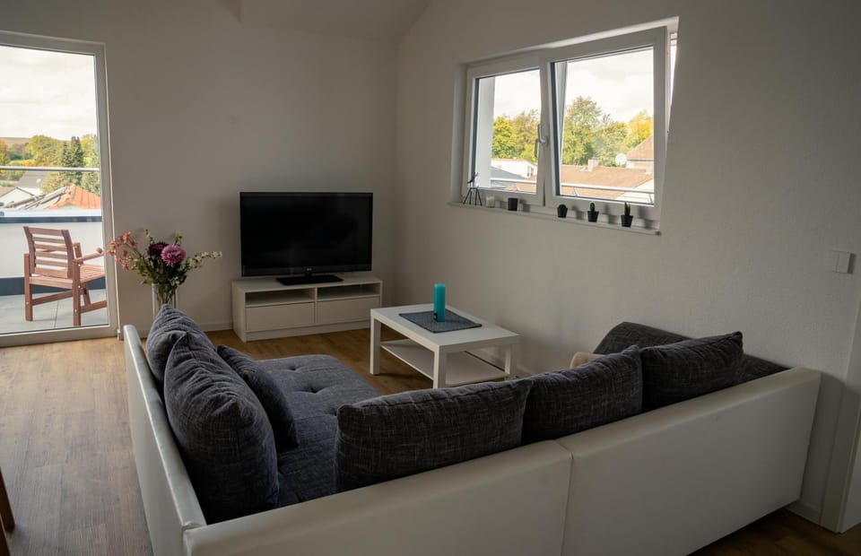 Communal lounge/ TV room, TV and multimedia, Living room, Seating area, Evening entertainment