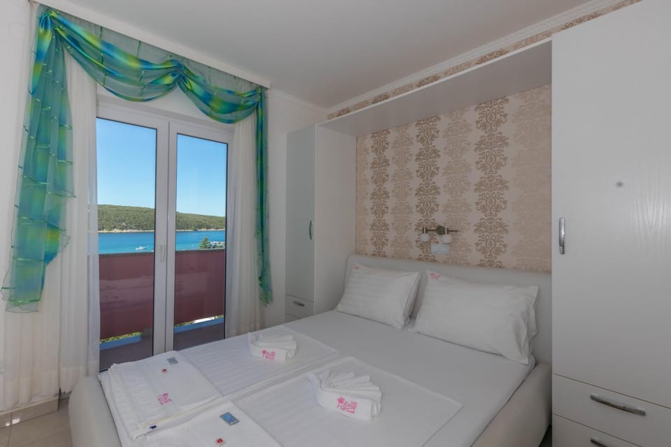 Bed, Bedroom, Sea view, towels