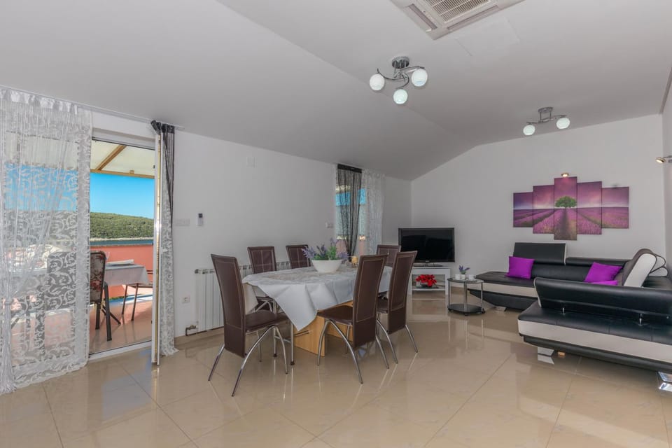 TV and multimedia, Living room, Dining area, air conditioner