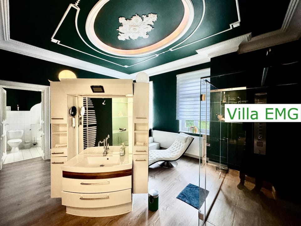 Shower, Bathroom, Seating area