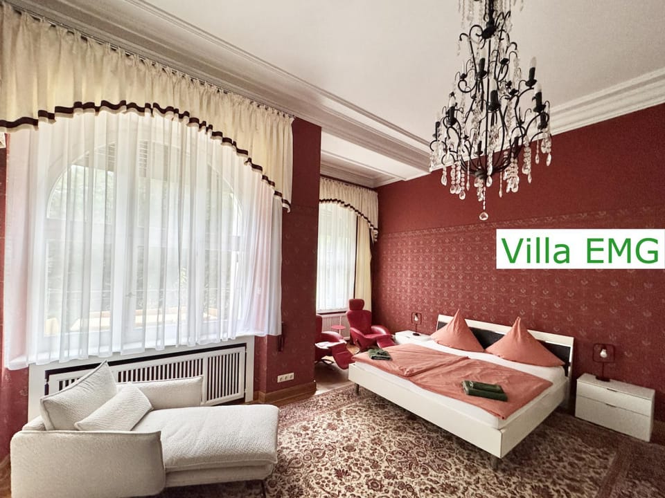 Bed, Photo of the whole room, Decorative detail, Seating area, Bedroom, towels