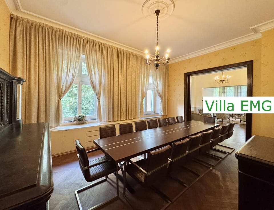 Decorative detail, Seating area, Dining area, Dinner