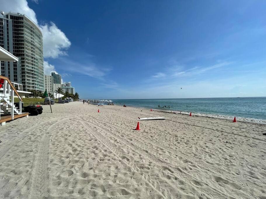 Amazing Ocean Views At Lyfe Resort By rent4us House in Hollywood Beach